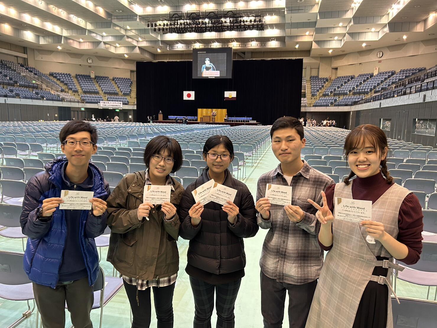 入学式で新入生へ配布した学生たち