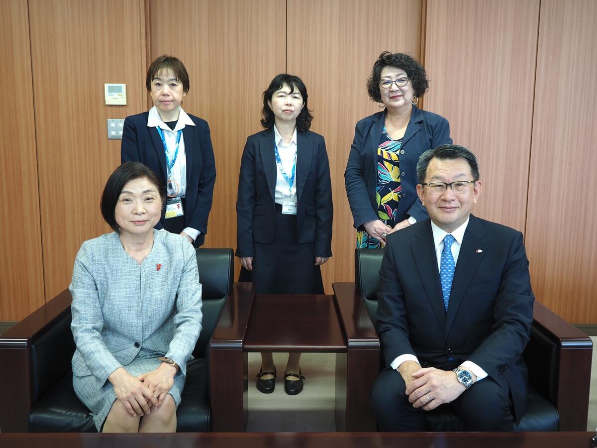 後列左から上林健康福祉政策課長、菊地医療整備課長、後藤理事