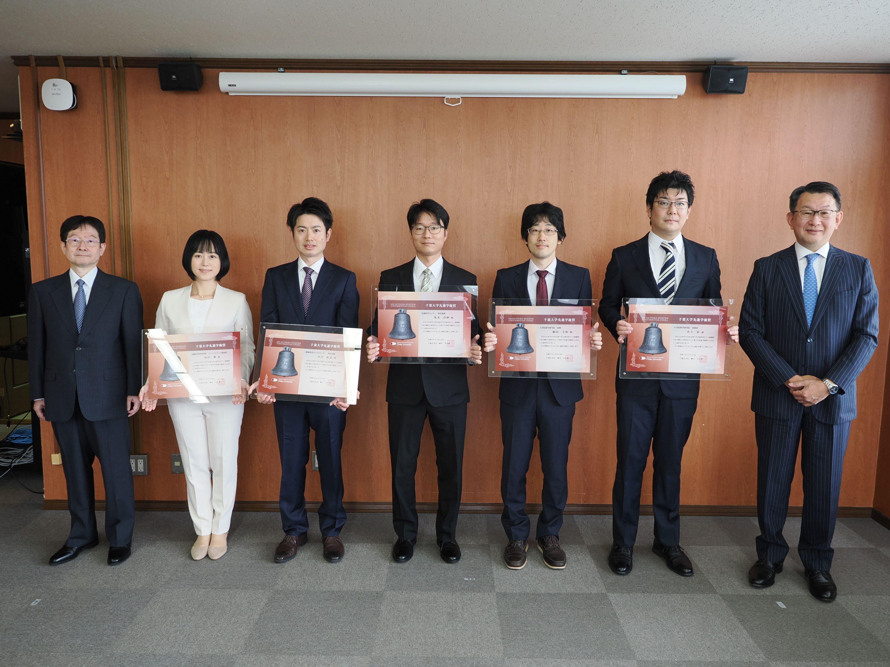 左から齋藤理事、南川准教授、中川特任講師、札本特任助教、植田助教、佐々准教授、横手学長