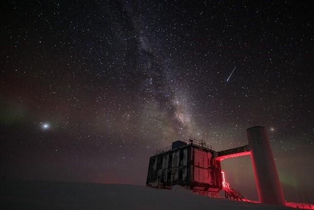 図1 南極点に建つIceCube観測所 画像提供 Johannes Werthebach, IceCube/NSF