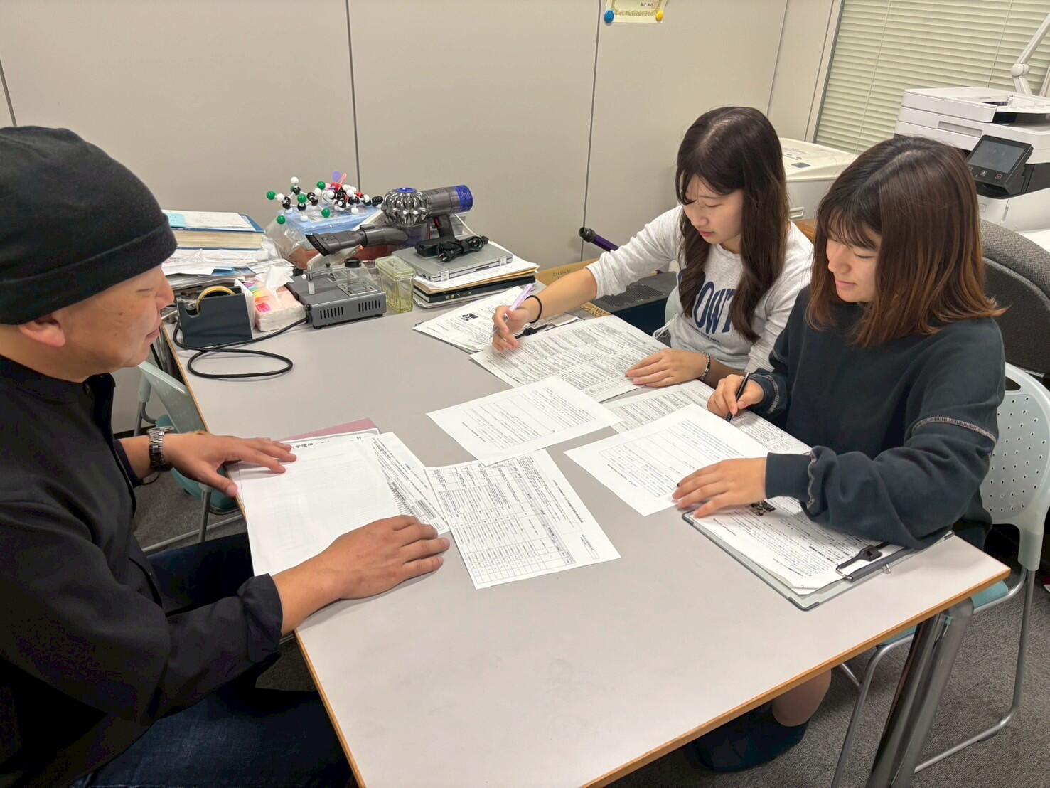 書類を監査する様子