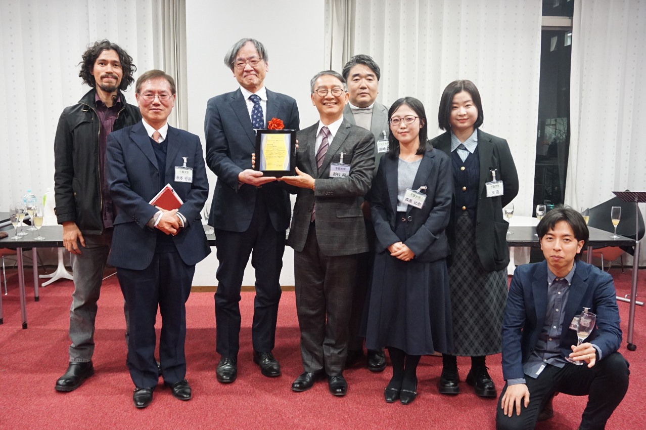 懇親会場にて当日参列した連携機関（理化学研究所iTHEMS、トリプルアイズ）関係者とともに 記念撮影