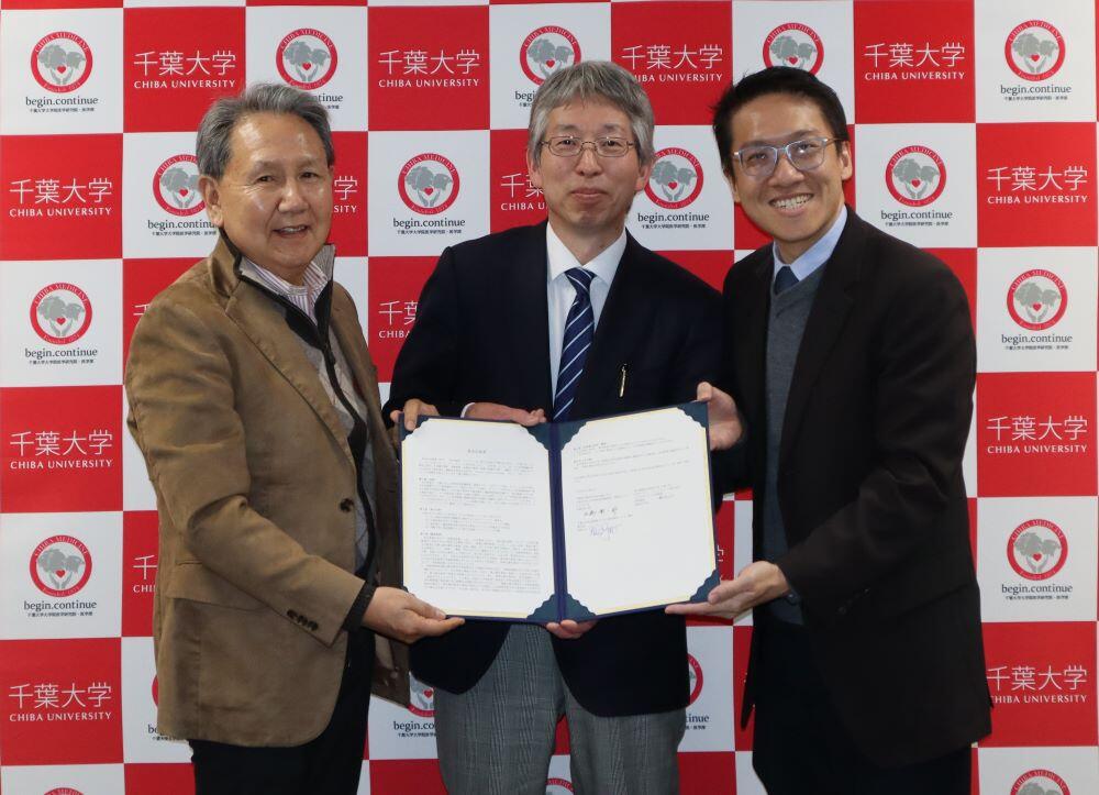 清野cSIMVa拠点長（左）、本橋cCHIDセンター長（中央） Edmund Wong 日本BD バイオサイエンス事業部長（右）