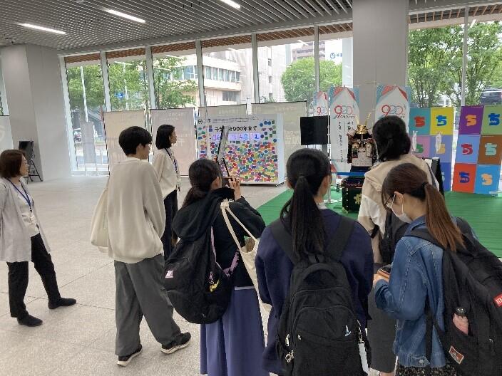 市庁舎１階のカウントダウンボード見学