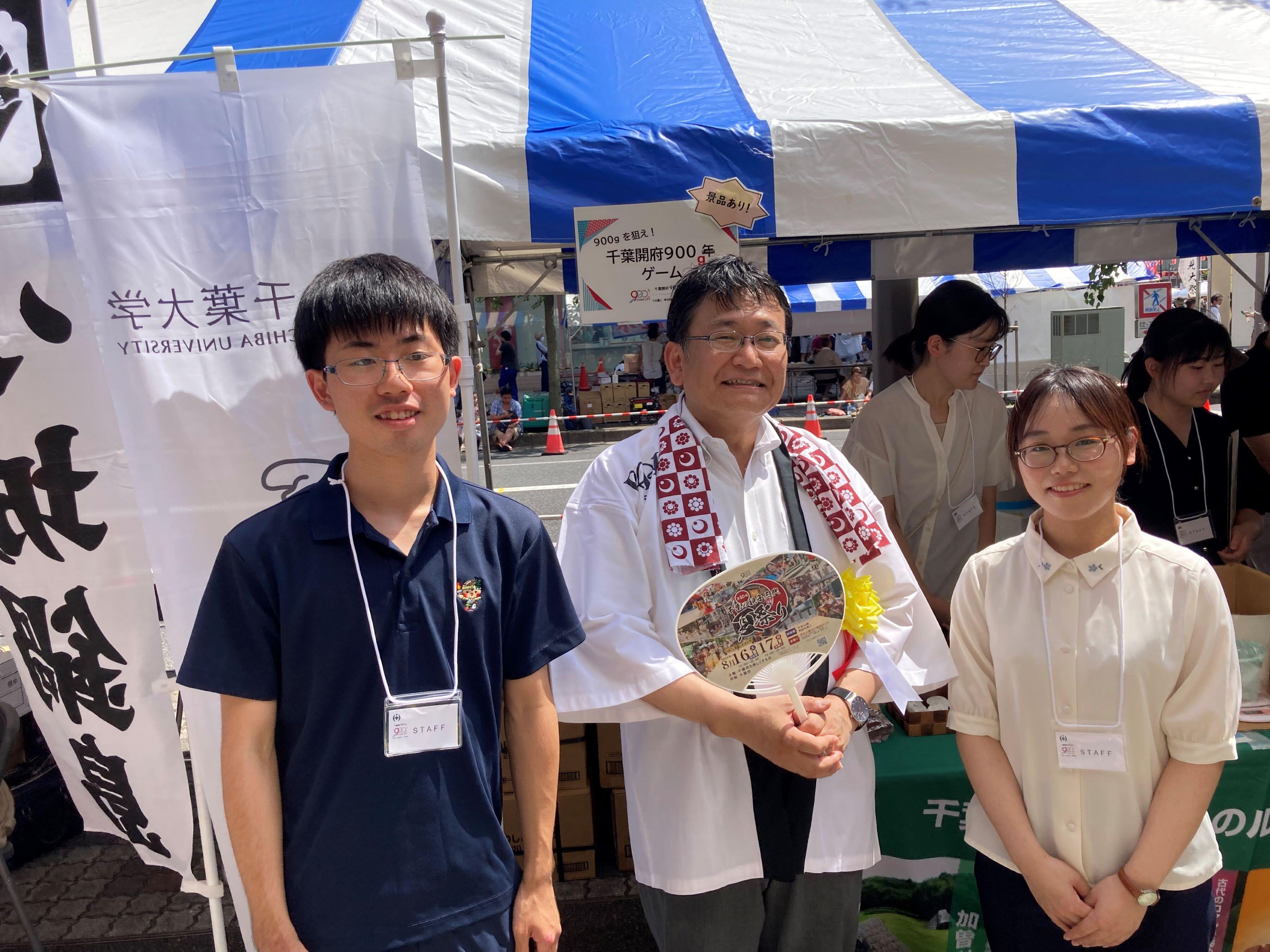 学生と神谷俊一市長（写真中央）
