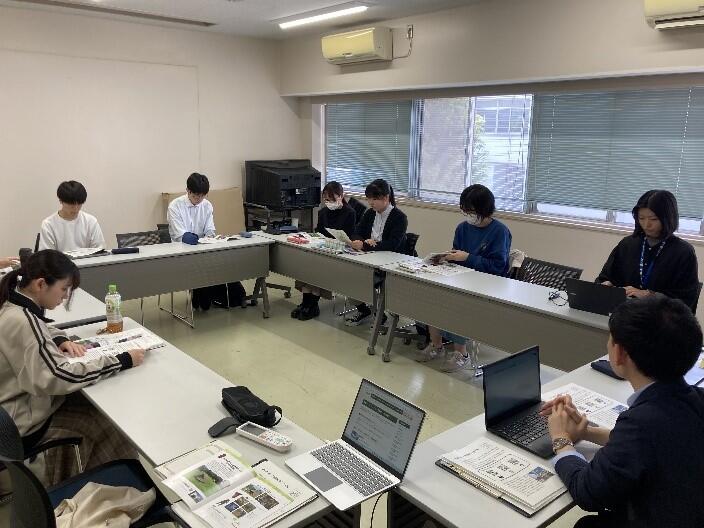 教室で千葉市の職員と企画案検討