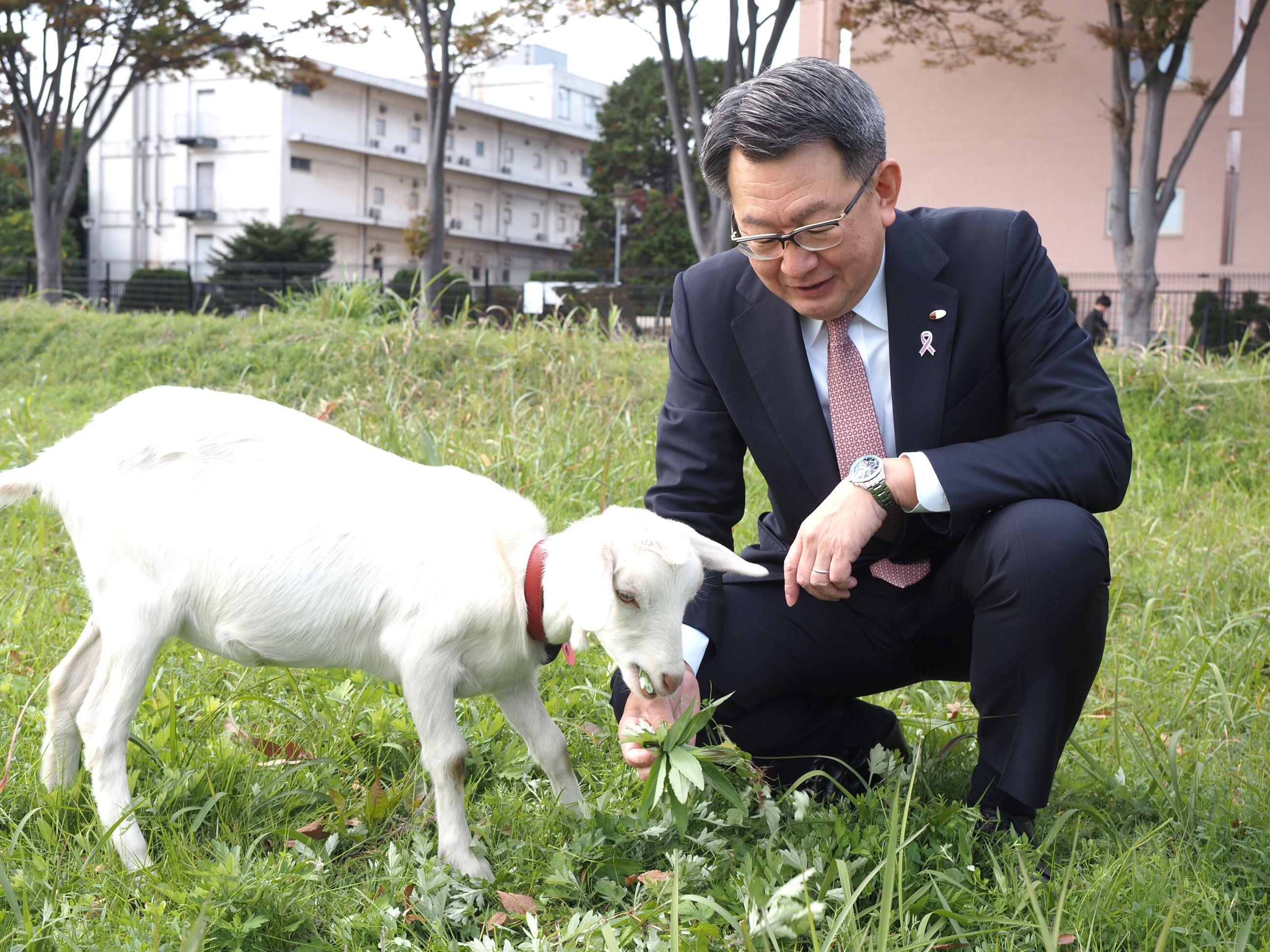 子ヤギに目を細める横手学長