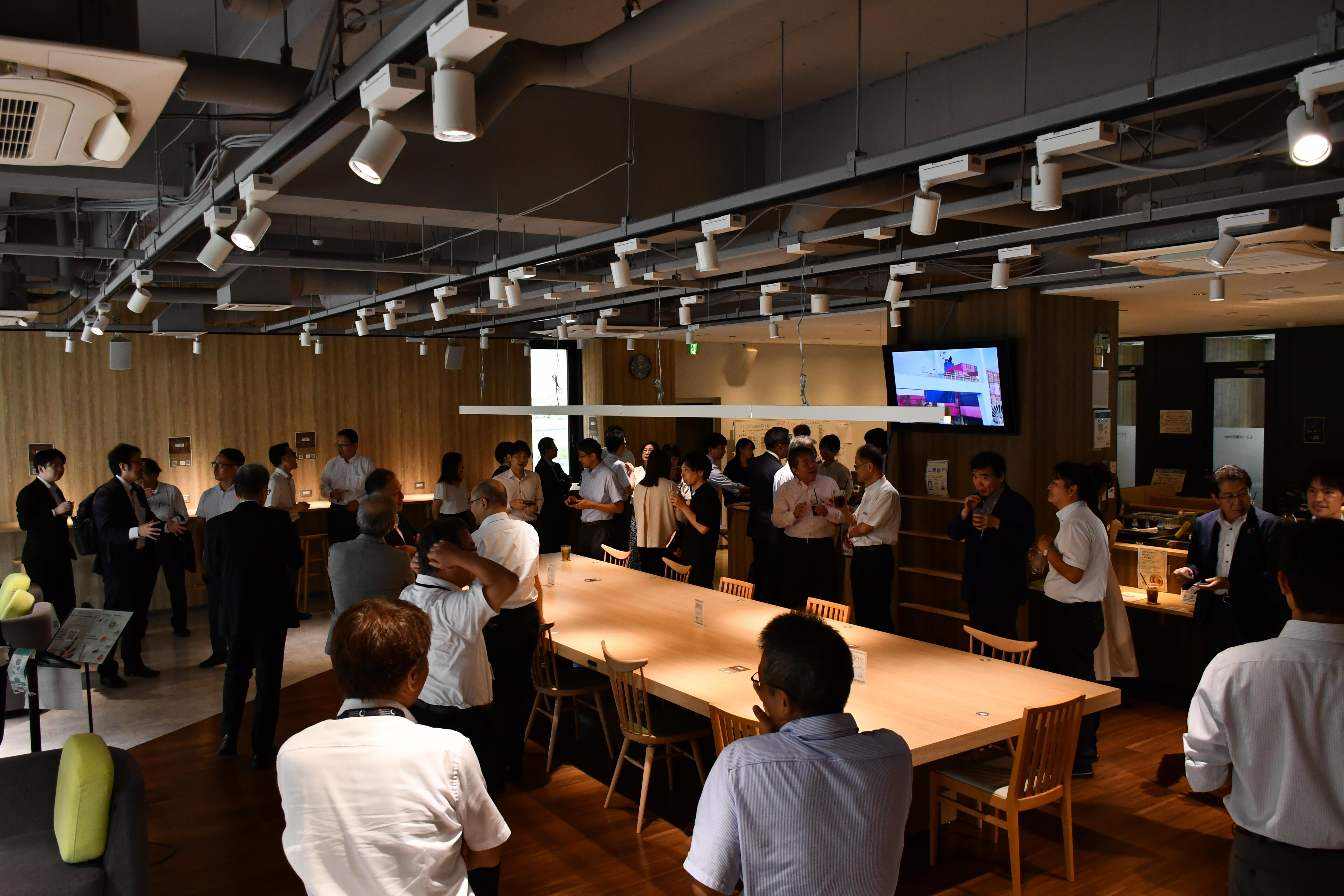 BiZCAFEでのコーヒーブレイクの様子